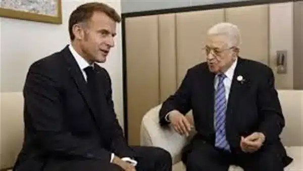 ماكرون يستضيف عباس في الإليزيه ويؤكد حل الدولتين