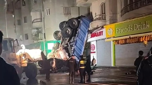 تريلا تسقط من الطريق الدائري في حادث مأساوي