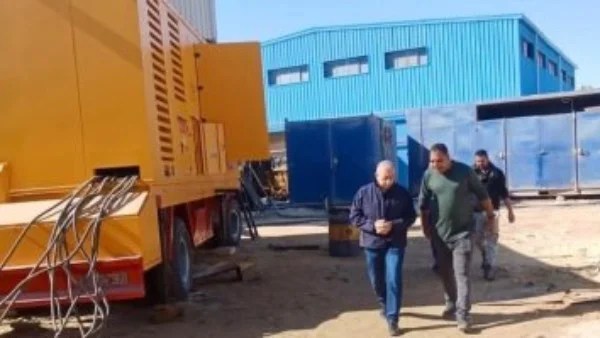 رئيس مركز الفرافرة يتفقد محطة الكهرباء ويشرف على الصيانة
