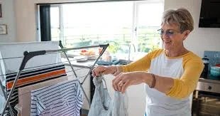 مخاطر تجفيف الملابس داخل المنزل في الشتاء