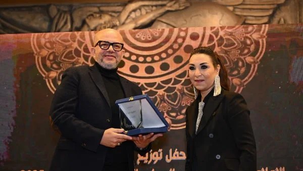 عمر طاهر يُكرم بجائزة أفضل روائي في حفل آمال العمدة
