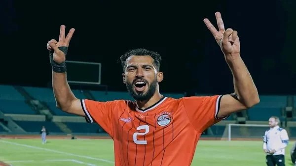 خالد صبحي مدافع النادي المصري على طاولة الأهلي