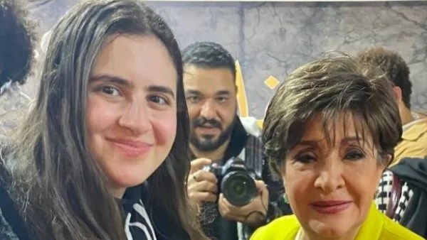 سناء منصور تهدي تكريمها لشباب الصحفيين والإعلاميين