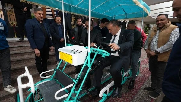 محافظ أسيوط يدشن مركبة نقل خفيفة صديقة للبيئة