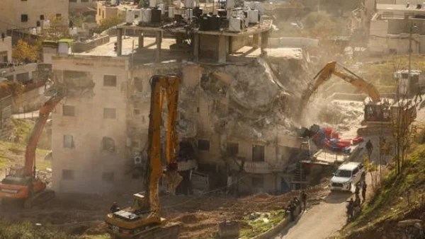 هدم مبنى سكني في القدس الشرقية يشرد عائلات فلسطينية
