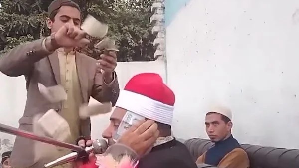 جدل حول تقليد "النقطة" أثناء تلاوة القرآن في باكستان