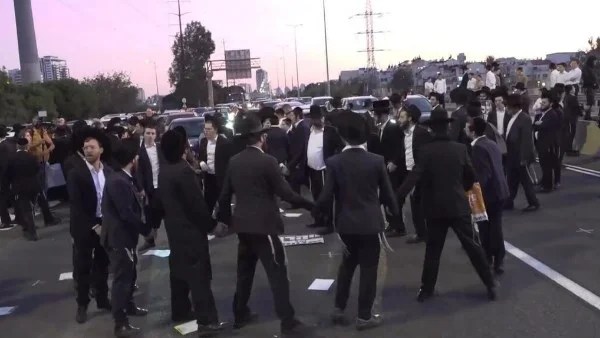 احتجاجات حريديم تعطل الحركة في إسرائيل