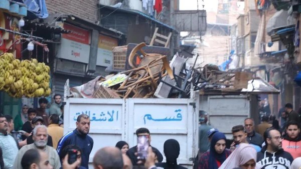 حملة مكثفة لرفع الإشغالات بشارع الشرباصى في دمياط