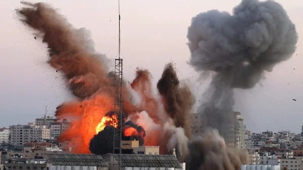 الاحتلال الإسرائيلي يفجر مباني في خان يونس