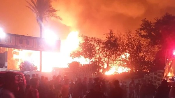 حريق هائل في مخزن أخشاب بالمرج