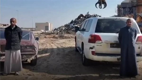 وزارة الداخلية الكويتية تفرم سيارتين بعد حادث دهس عسكري