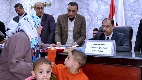 محافظ سوهاج يعقد اللقاء الجماهيري الأسبوعي للمواطنين