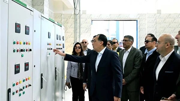 رئيس الوزراء يتفقد محطة مياه الشرب في مركز الصف