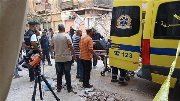 استخراج مسنة من أنقاض عقار إمبابة المنهار