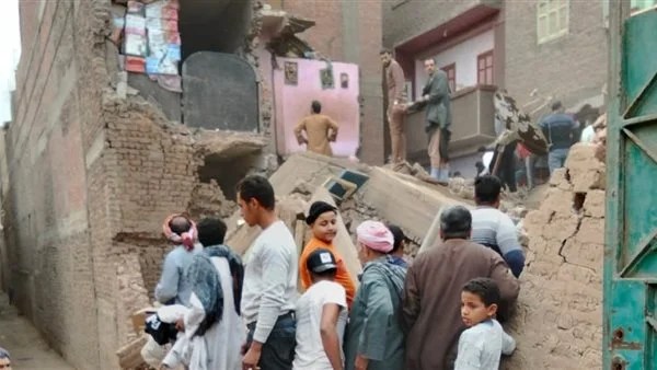 إنقاذ 4 أشخاص بعد انهيار منزلين في أسيوط