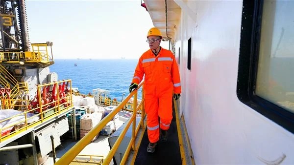 وزير البترول يتفقد حفر بئر بلاعيم البحري 133