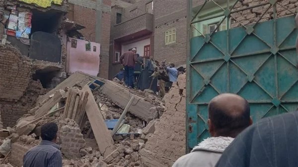 إنقاذ 5 أشخاص بعد انهيار منزلين في أسيوط