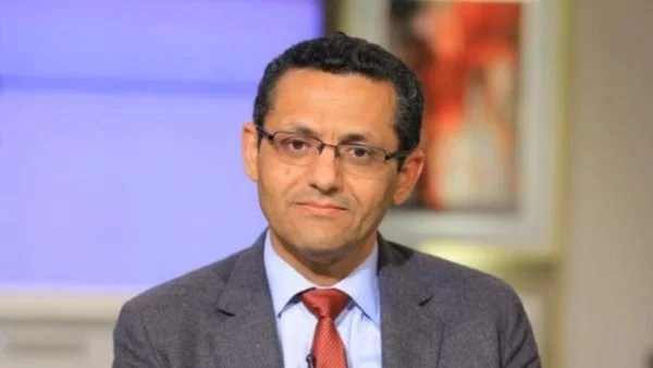 نقيب الصحفيين يدين تصوير أحمد الفيشاوي أثناء العزاء