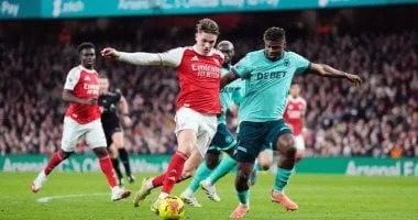 أرسنال يواجه إيفرتون لتعزيز صدارته في الدوري الإنجليزي