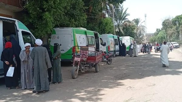 وكيل صحة الإسماعيلية تتفقد القافلة الطبية بالعقادة