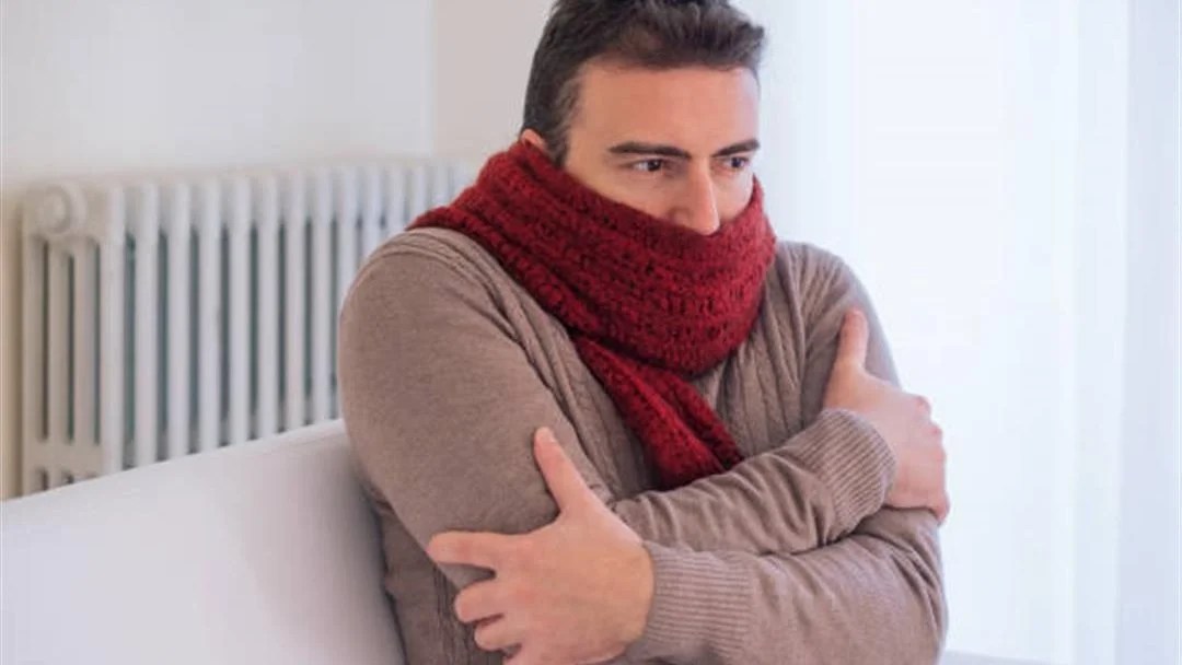 حكم تغطية الوجه في الصلاة بسبب البرد