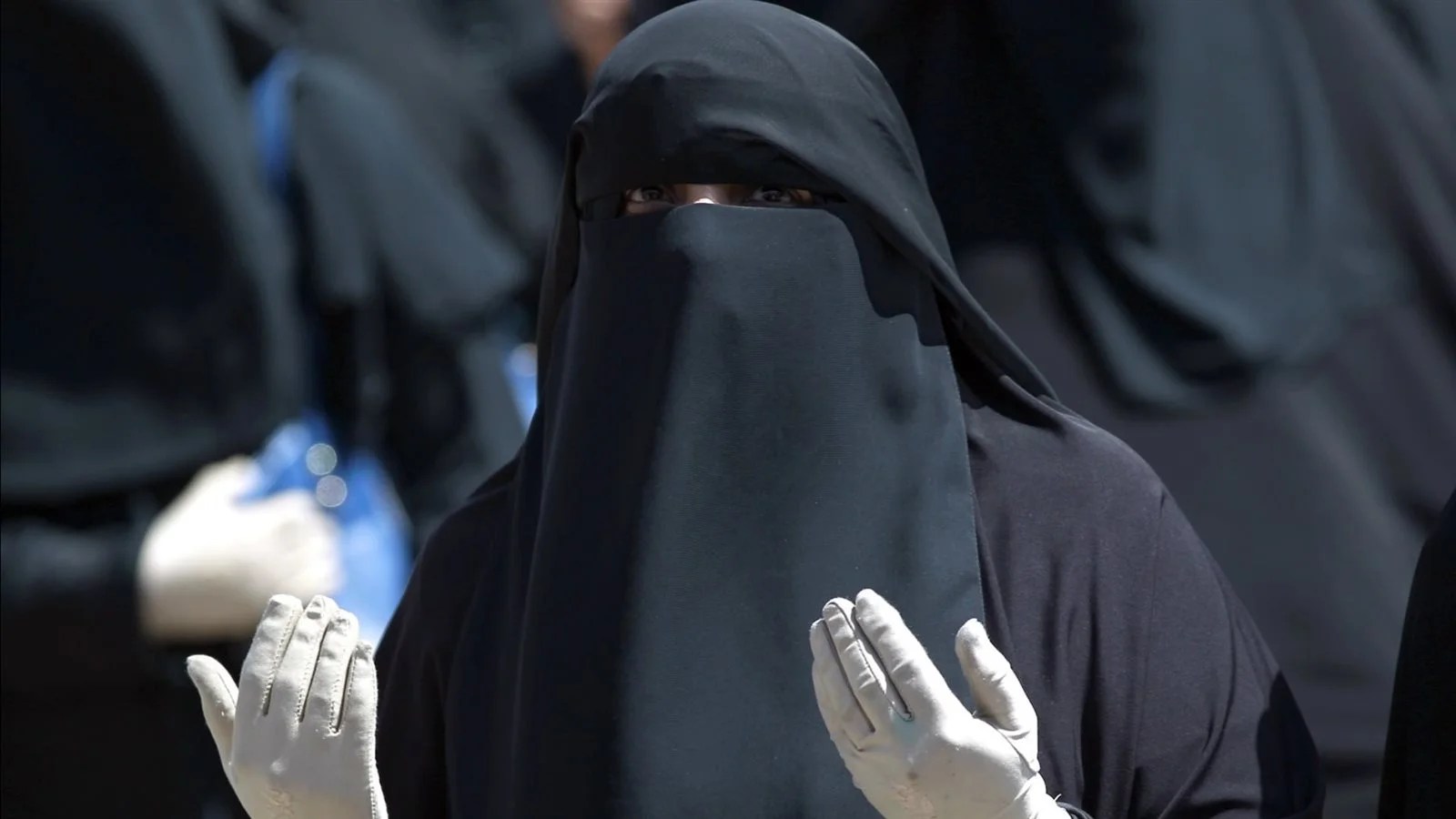 حكم لبس النقاب أثناء الحج للنساء