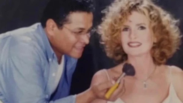 يسرا تنعي الماكيير محمد عبد الحميد