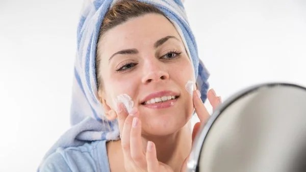 لماذا تزداد جفاف البشرة في الشتاء؟ تعرف على الحلول الفعالة