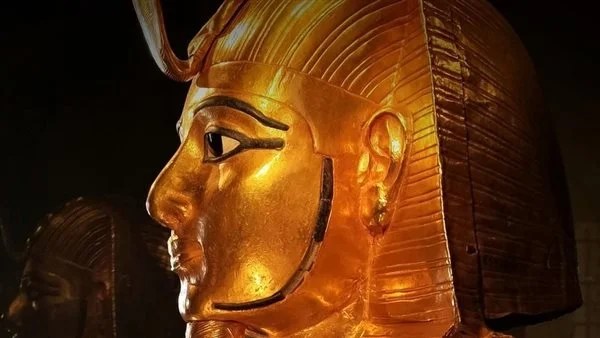 قناع الملك بسوسنس الأول يضيء المتحف المصري