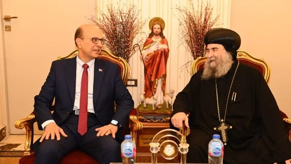 تهنئة رئيس جامعة أسيوط للأنبا يؤانس بمناسبة ترقيته