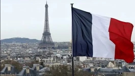 فرنسا تواجه انسداداً سياسياً وقرارات طارئة