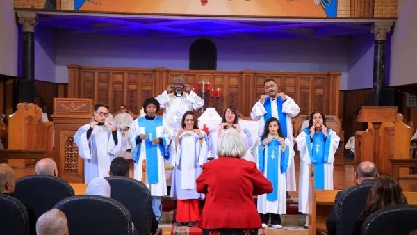 ترجمة فورية بلغة الإشارة في الكنيسة الأسقفية