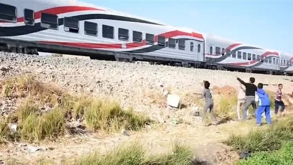 دعوة للتوعية بمخاطر رشق القطارات بالحجارة