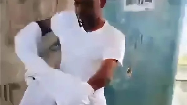 شاب يطالب بمصدر رزق بعد إغلاق فمه بالقفل