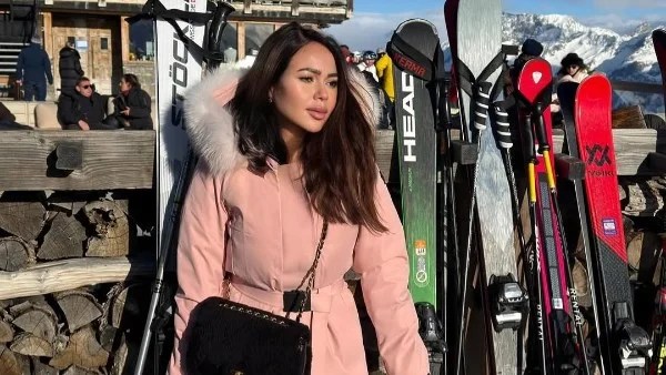 أسماء إبراهيم تتألق مع رياضة التزلج على الثلوج