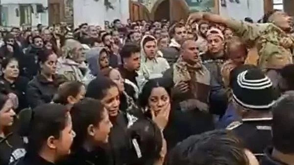 انهيار أسرة مينا خلال تشييع جثمانه في المنيا