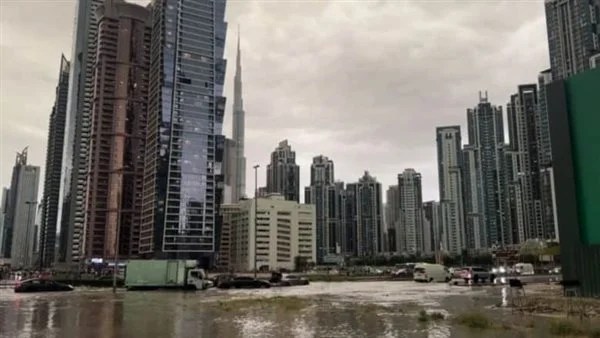 طقس متقلب في الإمارات مع أمطار ورطوبة عالية