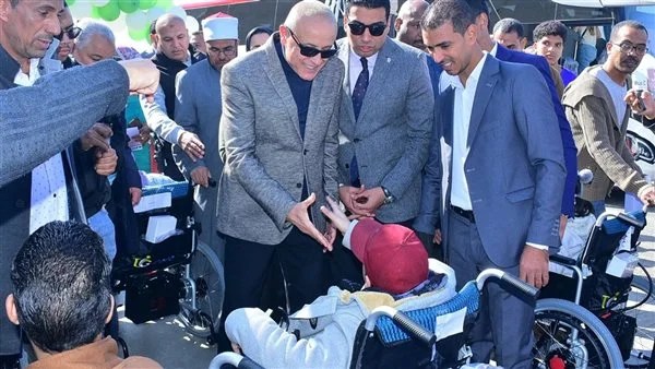 محافظ الأقصر يوزع كراسي كهربائية لذوي الإعاقة