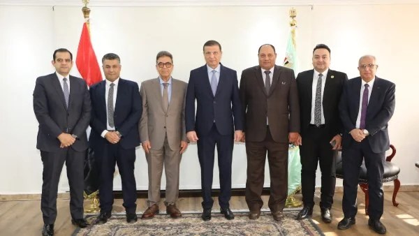 وزير الزراعة يبحث مع نقيب البيطريين ملف كلاب الشوارع