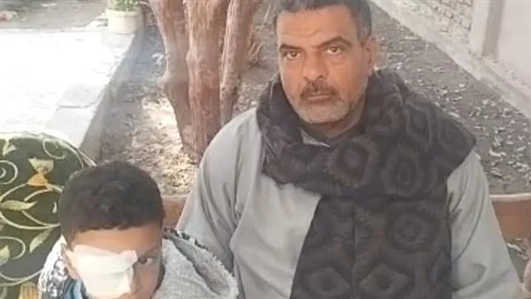 قرار والد التلميذ عمر بعد فقدان عينه في قنا