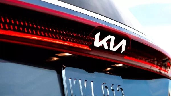 كيا تواجه دعوى قضائية بسبب عيوب أبواب سياراتها الكهربائية