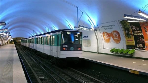 إصابة نساء في حوادث طعن داخل مترو باريس