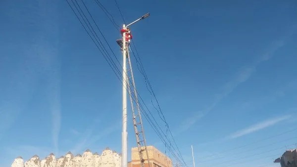 تركيب كشافات إنارة جديدة بطريق كفر الشيخ–إريمون