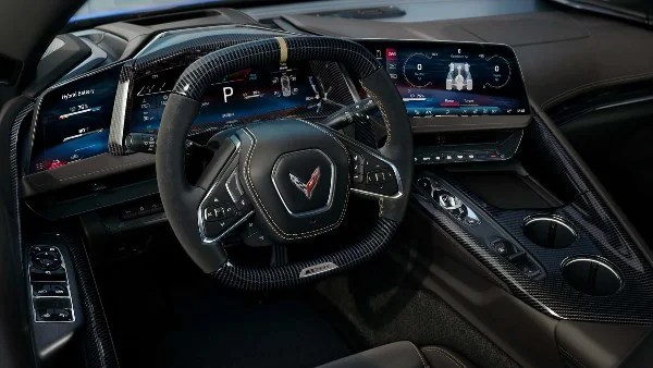 أداء مذهل لكورفيت ستينجراي 2026 بقوة 500 حصان