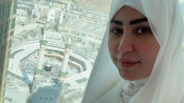 بوسي تؤدي مناسك العمرة وتشارك اللحظة مع جمهورها