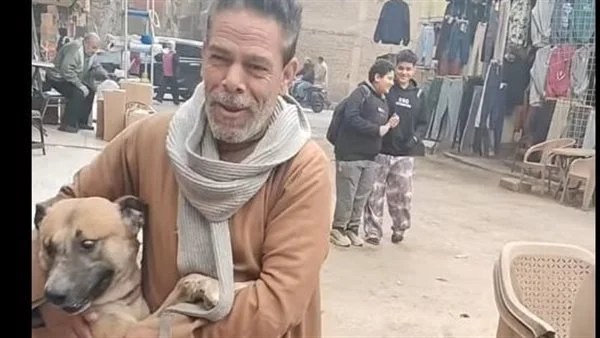 مشاعر أليفة بين الإنسان ورفيقه الكلب في إمبابة