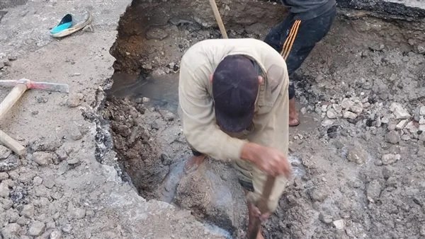 إصلاح كسر ماسورة مياه في بني سويف
