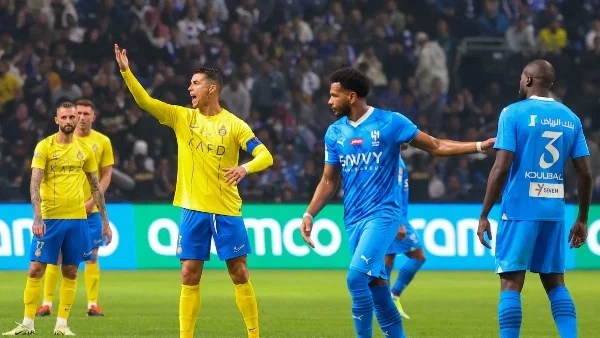 الهلال ينتصر على النصر والصدارة تشتعل في الدوري السعودي
