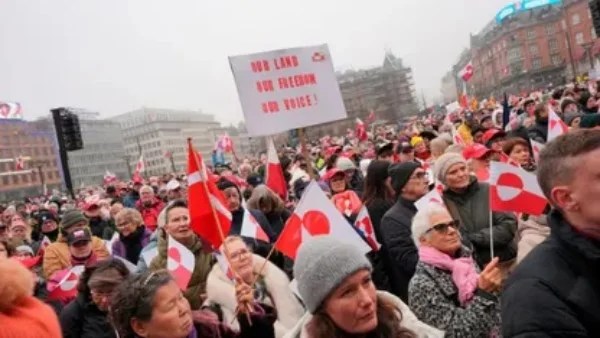 احتجاجات سكانية في الدنمارك دفاعًا عن جرينلاند