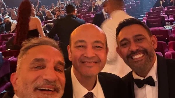 لقطة مميزة بين باسم يوسف وعمرو أديب في Joy Awards